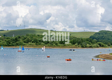 Kanuten und Segler am Behälter an Carsington Water in Derbyshire, England, Großbritannien Stockfoto