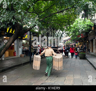 Coolie mit Schulterpasse, Chongqing, China. Stockfoto