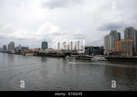 Dandong, Provinz Liaoning, China - 31. Juli 2017: Waterfront der Stadt Dandong auf der Yalu gegenüber Sinuiju, Nordkorea. Stockfoto