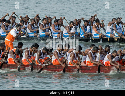 Das Bild der Männer rudern Schlange Boot im Nehru Boat Race Tag, Punnamda Allaepy, See, Kerala, Indien Stockfoto