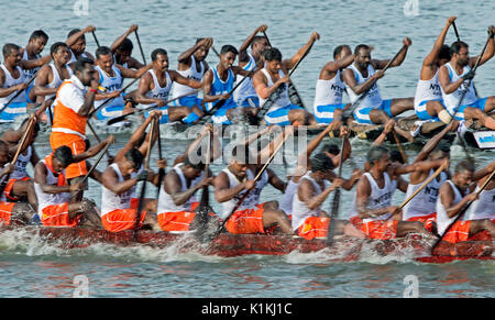 Das Bild der Männer rudern Schlange Boot im Nehru Boat Race Tag, Punnamda Allaepy, See, Kerala, Indien Stockfoto