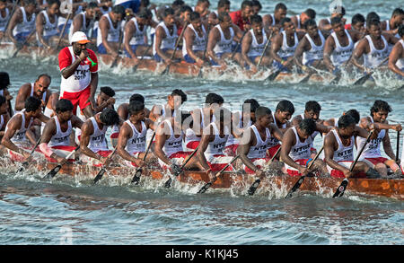 Das Bild der Männer rudern Schlange Boot im Nehru Boat Race Tag, Punnamda Allaepy, See, Kerala, Indien Stockfoto