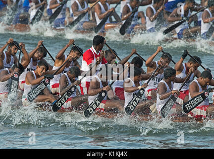 Das Bild der Männer rudern Schlange Boot im Nehru Boat Race Tag, Punnamda Allaepy, See, Kerala, Indien Stockfoto