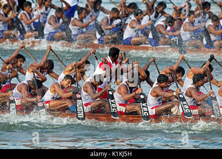 Das Bild der Männer rudern Schlange Boot im Nehru Boat Race Tag, Punnamda Allaepy, See, Kerala, Indien Stockfoto