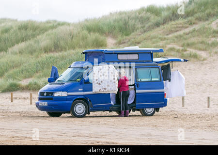 Ein Volkswagen wohnmobile, camper, Reisemobile, Reisemobil, Wohnmobil, wohnmobile, camper, am Strand von Southport geparkt in Merseyside Stockfoto