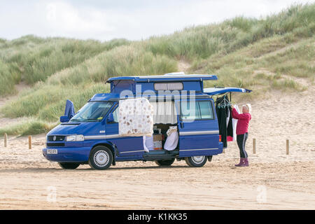 Ein Volkswagen wohnmobile, camper, Reisemobile, Reisemobil, Wohnmobil, wohnmobile, camper, am Strand von Southport geparkt in Merseyside Stockfoto