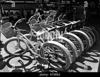 Fahrräder mieten in Antibes Frankreich geparkt Stockfoto