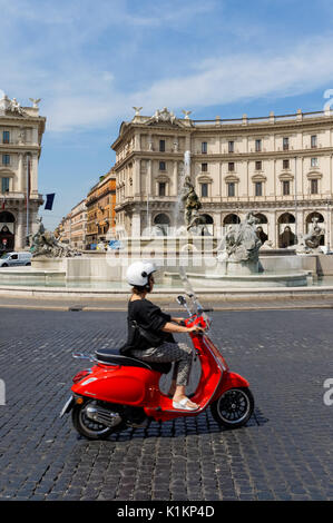 Frau auf einem Vespa Roller an der Piazza della Repubblica in Rom, Italien Stockfoto