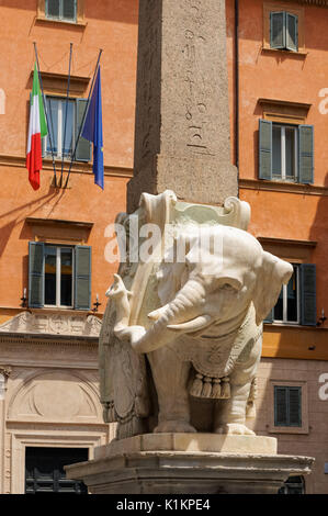 Ägyptischer Obelisk mit Elefant Skulptur von Bernini an der Piazza Della Minerva, Rom, Italien Stockfoto