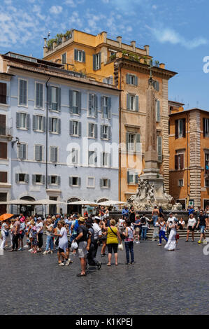 Touristen an der Piazza della Rotonda in Rom, Italien Stockfoto