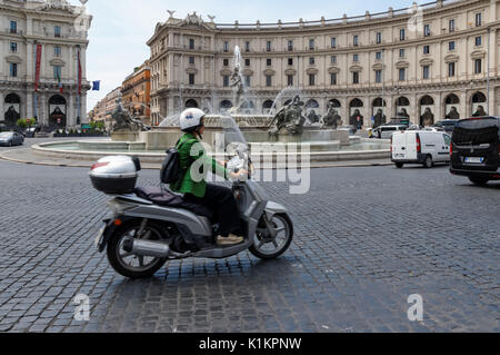 Person auf dem Moped an der Piazza della Repubblica in Rom, Italien Stockfoto