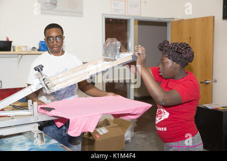 Studenten der Detroit Community School in eine motivationale Sommer teilnehmen, Arbeitsprogramm, in dem sie leben, Arbeit und unternehmerische Fähigkeiten in einem unternehmerischen Inkubator Typ Umgebung zu lernen. Stockfoto