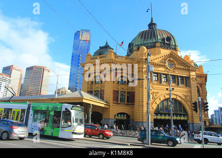 Melbourne Tram vorbei an der Flinders Street Station Stockfoto
