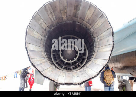 Krasnodar, Russland - 23. Februar 2017: eine Düse in einem Jet Motor mit variabler Schub Richtung. Stockfoto