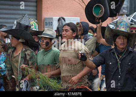 Quechua indigenen Menschen die Teilnahme an der jährlichen Inti Raymi Parade bei der Sommersonnenwende Stockfoto
