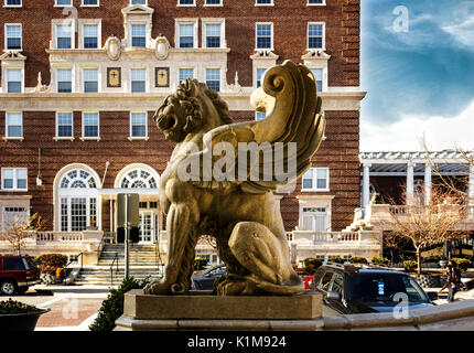 Ein geflügelter Löwe Statue aus dem Grove Arcade im Profil, mit dem Battery Park Hotel im Hintergrund, in Asheville, North Carolina Stockfoto