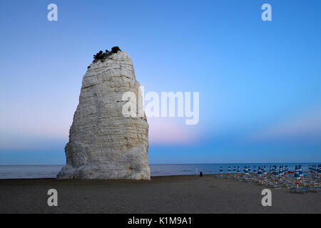 Pizzomunno, Kalkfelsen am Strand, Sehenswürdigkeiten von Vieste, Gargano, Provinz Foggia, Apulien, Italien Stockfoto