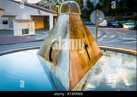 Der Brunnen der drei Kulturen in Frigiliana Dorf bedeutet die harmonische Koexistenz der christlichen, der muslimischen und der jüdischen Kultur in der Region. Stockfoto