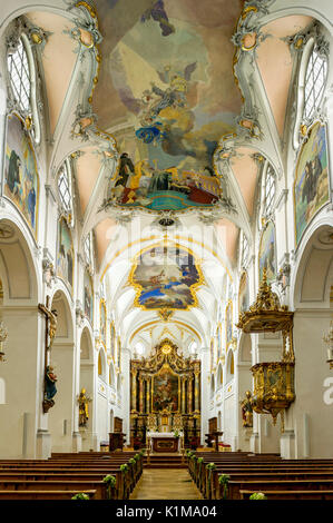 Mit Kanzel und Chor Kirchenschiff, die Basilika des Heiligen Kreuzes, Kreuzgang, Benediktinerabtei Scheyern, Landkreis Pfaffenhofen an der Ilm Stockfoto