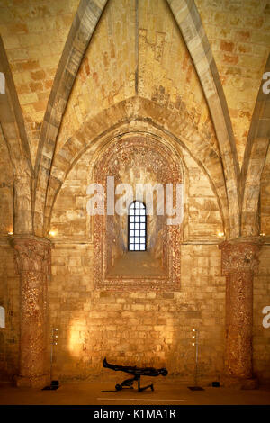 Castel del Monte Schloss, Staufer Kaiser Friedrich II., UNESCO-Weltkulturerbe, Halle, Fenster mit Breccia Rossa, Provinz Stockfoto