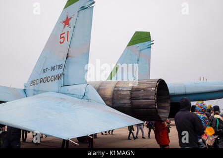 Krasnodar, Russland - 23. Februar 2017: Militärflugzeuge Kämpfer und andere Flugzeuge in der Region Krasnodar Flugplatz. Ausstellung von militärischer Ausrüstung in der Ho Stockfoto