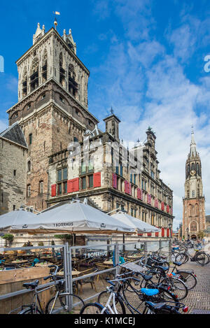 Niederlande, Südholland, Delft, Fahrrad parken am Delft Marktplatz vor dem Hintergrund der Renaissance Rathaus und der Nieuwe Kerk Stockfoto