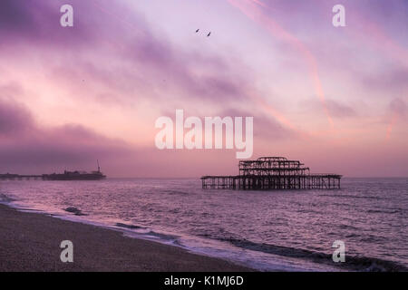 Großbritannien, Brighton. West Pier bei Sonnenaufgang Stockfoto