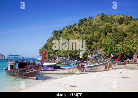 Boote und kristallklarem Wasser auf Koh Tup, Krabi, Thailand Stockfoto