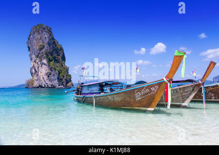 Boote und kristallklarem Wasser auf Koh Poda, Krabi, Thailand Stockfoto