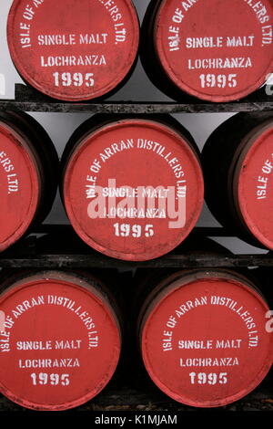 Whisky Fässer außerhalb der Isle of Arran Distillery, Lochranza, Schottland gestapelt Stockfoto