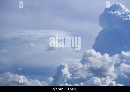 Flauschige Wolke schweben auf blauen Himmel, ein sonniger Tag in der Monsunzeit von Bangkok, Thailand Stockfoto
