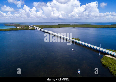 Florida, Florida Keys, Upper, Key Largo, Lake Surprise, Highway Route 1 Overseas Highway, Luftaufnahme von oben, FL17081806D Stockfoto