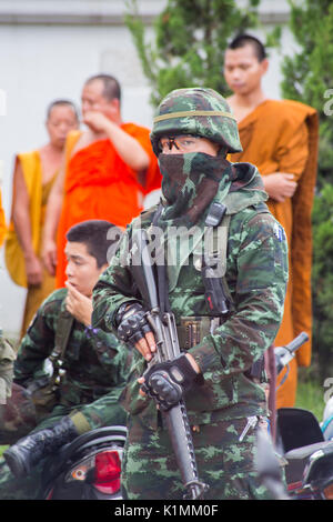 3. August 2014: Chiang Mai, Thailand, Royal Thai Army Soldaten sind in einer großen Sammlung von buddhistischen Mönchen an der Phra Singh Tempel, Chiang Mai vorhanden Stockfoto