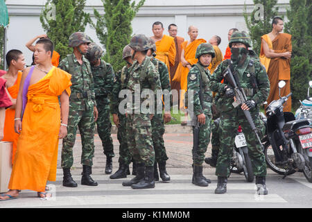 3. August Chiang Mai, Thailand, Royal Thai Army Soldaten sind in einer großen Sammlung von buddhistischen Mönchen an der Phra Singh Tempel, Chiang Mai vorhanden Stockfoto