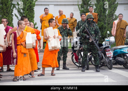 3. August Chiang Mai, Thailand, Royal Thai Army Soldaten sind in einer großen Sammlung von buddhistischen Mönchen an der Phra Singh Tempel, Chiang Mai vorhanden Stockfoto