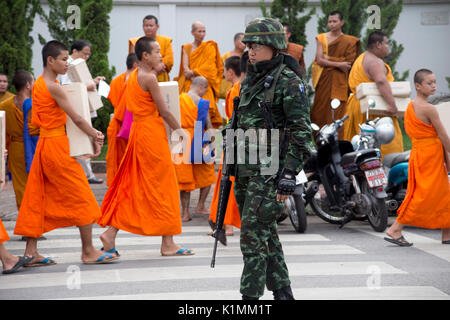 3. August Chiang Mai, Thailand, Royal Thai Army Soldaten sind in einer großen Sammlung von buddhistischen Mönchen an der Phra Singh Tempel, Chiang Mai vorhanden Stockfoto