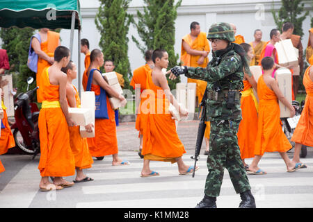 3. August 2014: Chiang Mai, Thailand, Royal Thai Army Soldaten sind in einer großen Sammlung von buddhistischen Mönchen an der Phra Singh Tempel, Chiang Mai vorhanden Stockfoto