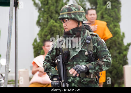 3. August 2014: Chiang Mai, Thailand, Royal Thai Army Soldaten sind in einer großen Sammlung von buddhistischen Mönchen an der Phra Singh Tempel, Chiang Mai vorhanden Stockfoto