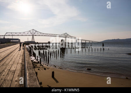 Blick von der Promenade unter dem historischen Astoria Brücke der Columbia River, Oregon, USA Kreuzung Stockfoto