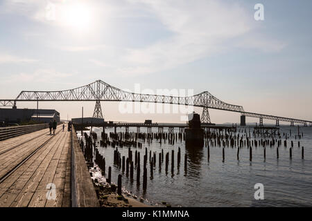 Blick von der Promenade unter dem historischen Astoria Brücke der Columbia River, Oregon, USA Kreuzung Stockfoto