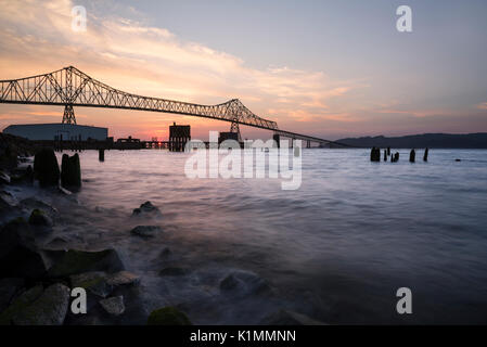 Sonnenuntergang Blick auf die historische Astoria Brücke der Columbia River, Oregon, USA Kreuzung Stockfoto