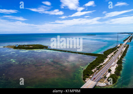 Florida, Florida Keys, Upper, Islamorada, Florida Bay, Highway Route 1 Übersee Highway, Teatable Key Channel, Luftaufnahme von oben, FL17081850D Stockfoto