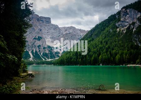 Prags, Italien. 23 Aug, 2017. Lago di Braies ist ein See in Trentino Alto Adige, Italien, 1496 mt am Fuße des Croda del Becco Berge. Es ist berühmt für seine brillanten Farben und nominiert als "natürliches Paradies der Dolomiten". Es hat den Standort für verschiedene TV-Serie Credit: cinquetti Mairo/Pacific Press/Alamy leben Nachrichten Stockfoto