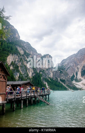 Prags, Italien. 23 Aug, 2017. Lago di Braies ist ein See in Trentino Alto Adige, Italien, 1496 mt am Fuße des Croda del Becco Berge. Es ist berühmt für seine brillanten Farben und nominiert als "natürliches Paradies der Dolomiten". Es hat den Standort für verschiedene TV-Serie Credit: cinquetti Mairo/Pacific Press/Alamy leben Nachrichten Stockfoto