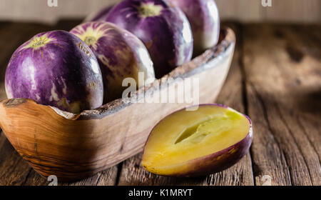 Südamerikanische Früchte süßen Gurke. Pepino dulce oder pepino Melone auf hölzernen Hintergrund Stockfoto