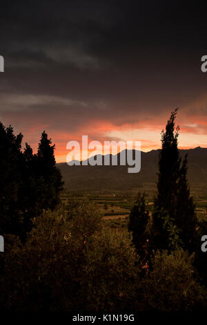 Sonnenuntergang über der Bergkette in der Nähe der Stadt Orba, in der Nähe von Valencia, Spanien Stockfoto