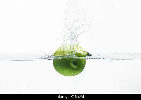 Green Apple in Wasser Schoß geworfen Stockfoto