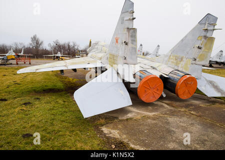 Krasnodar, Russland - 23. Februar 2017: Militärflugzeuge Kämpfer am Flughafen. Alte ausgemusterte Flugzeuge. Krasnodar Flugplatz Stockfoto