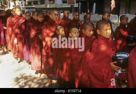 Buddhistische Mönche in der Linie für Mittagessen, Mahagandhayon Kyaung (Kloster), Amarapura, Mandalay, Burma (Myanmar) Stockfoto