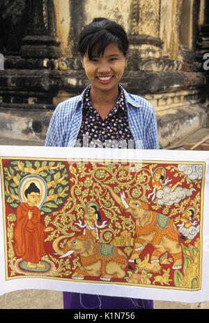 Frau mit thanaka auf Gesicht Verkauf von Kunstwerken im Tempel in Bagan (Pagan), Burma (Myanmar) Stockfoto